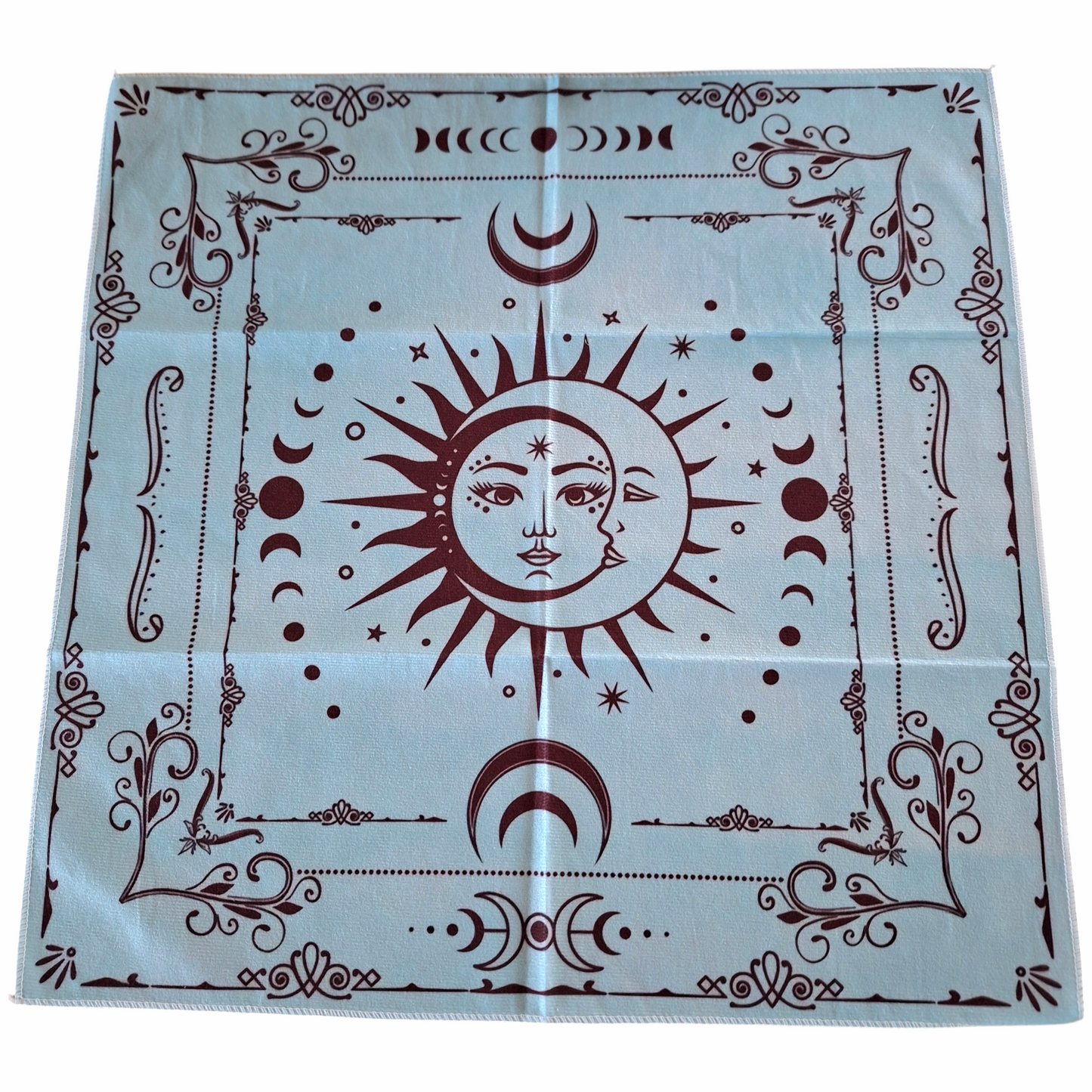 Tapis de divination en polyester et coton, design bleu et chocolat avec motifs mystiques, phases lunaires et symboles célestes.